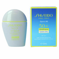 Sonnenschutz mit Farbe Shiseido Sports BB SPF50+ SPF50+ Mittlerer Ton Spf 50 30 L